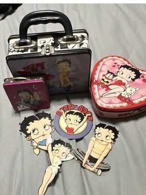 Betty Boop Tin and magnets Set - Pink, Red, Black, Purple